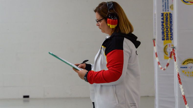 Foto: FFTIR / Pistolen-Bundestrainerin Claudia Verdicchio-Krause setzt bei der EM auf das erfahrene Trio Josefin Eder, Monika Karsch und Doreen Vennekamp.