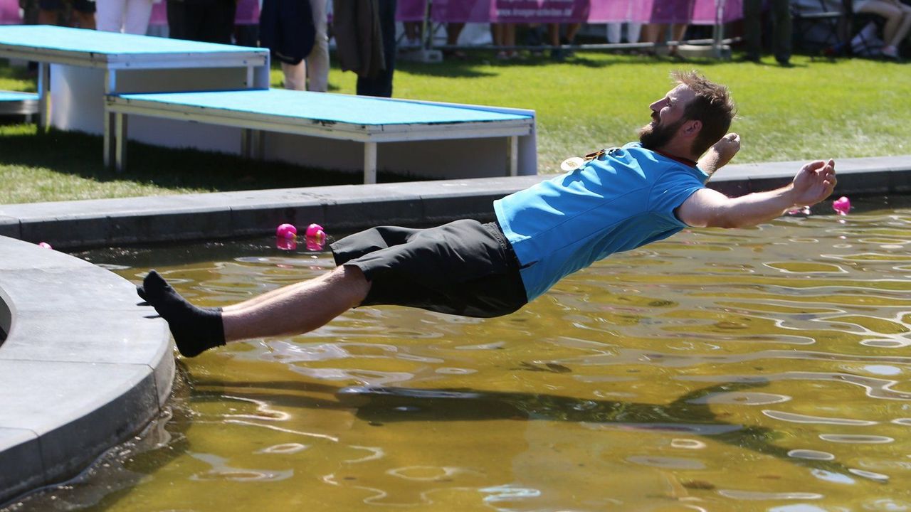 Foto: Frank Heinen / Feuchter Jubel! Im vergangenen Jahr feierte Dominic Gölz seinen Überraschungs-Coup mit einem Sprung in den Brunnen.