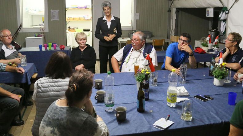 Foto: Hessischer Schützenverband / Ein Dankeschön im Rahmen des Pizzaabends im Hessenzelt von Präsidentin Tanja Frank im Jahr 2019.