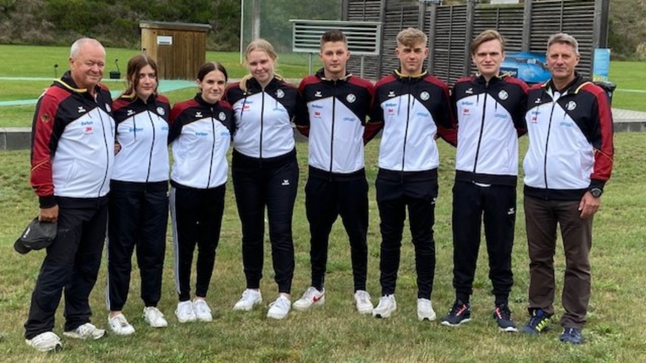 Foto: DSB / Das DSB-Skeeteam v.l.: Bundestrainer Axel Krämer, Annabella Hettmer, Emilie Bundan, Isabel Wassing, John Kellinghaus, Tim Krause, Rene Bundan, Co-Trainer Jürgen Raabe.