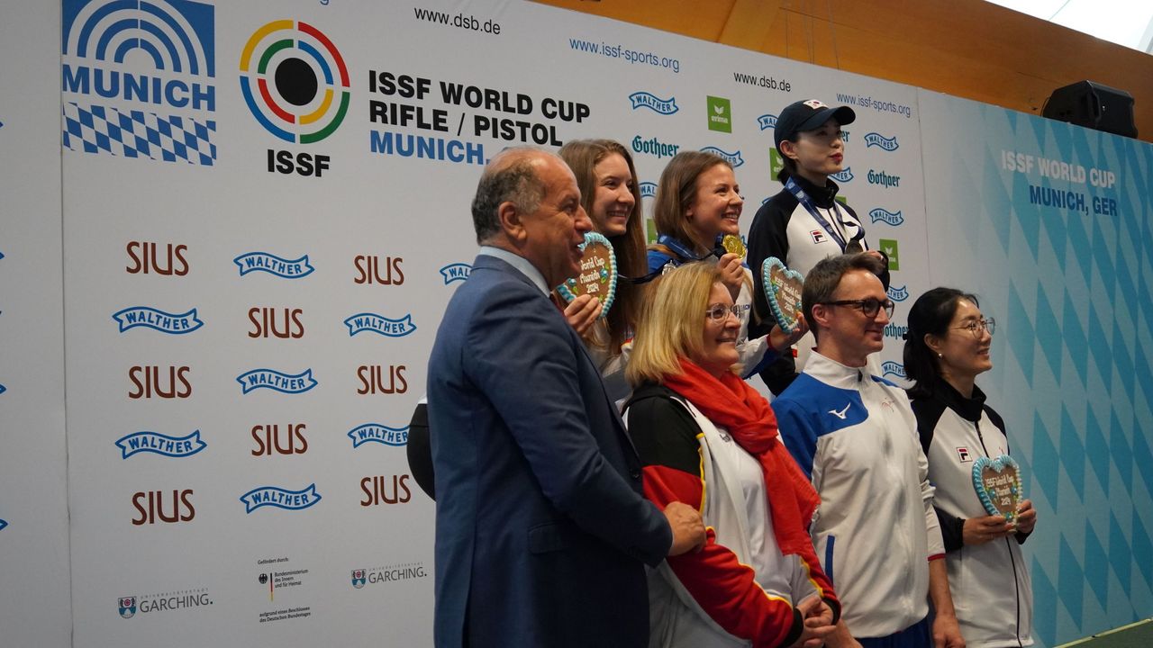 Foto: DSB / Der Weltcup in München ist international hoch angesehen und besetzt, wie hier das Foto der letztjährigen Siegerehrung Sportpistole mit ISSF-Präsident Luciano Rossi und Athleten und Trainern aus Deutschland, Frankreich und Südkorea zeigt.
