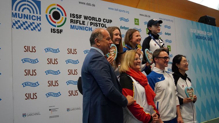 Foto: DSB / Der Weltcup in München ist international hoch angesehen und besetzt, wie hier das Foto der letztjährigen Siegerehrung Sportpistole mit ISSF-Präsident Luciano Rossi und Athleten und Trainern aus Deutschland, Frankreich und Südkorea zeigt.