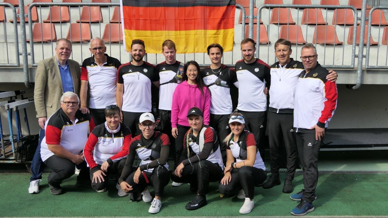 Foto: DSB / Kim Bui inmitten des deutschen Recurveteams bei der EM in Essen.