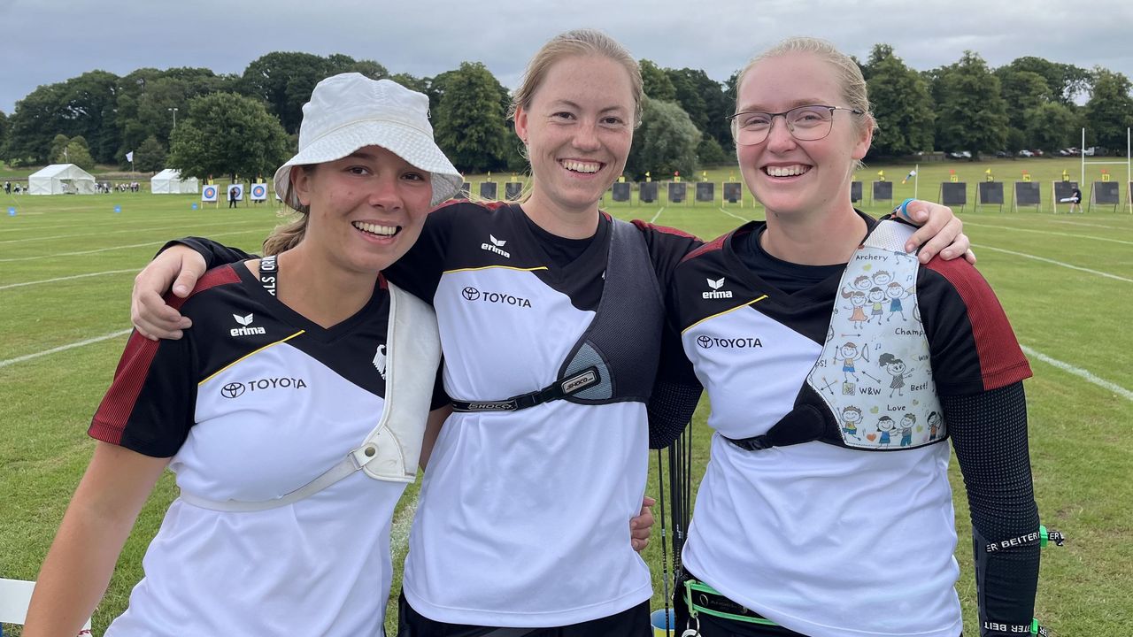 Foto: DSB / Freudestrahlend ins Goldmatch: Elina Idensen, Johanna Klinger und Clea Reisenweber greifen in Lilleshall nach dem EM-Titel.