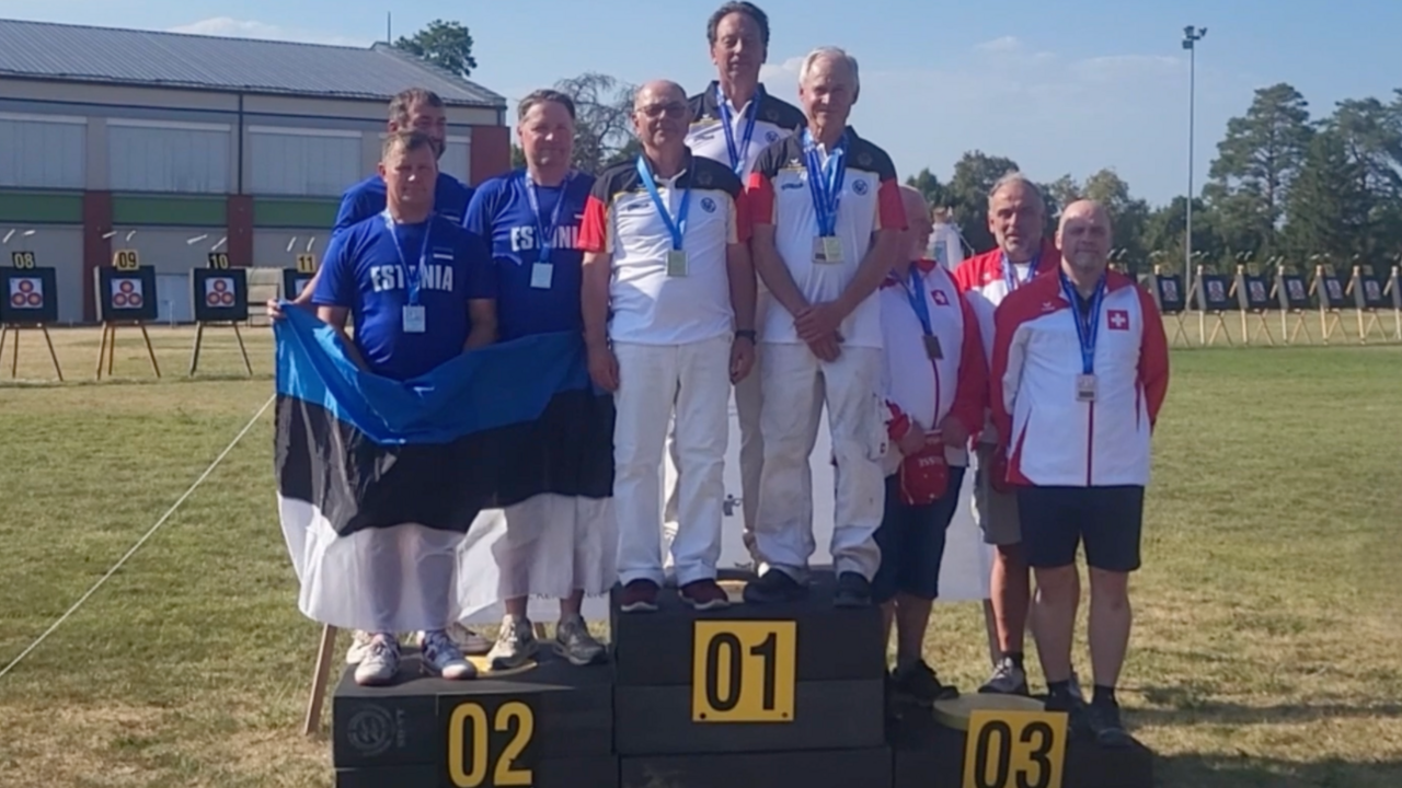Foto: privat / Das Treppchen bei der Feldarmbrust-WM mit (v.l.) Bernhard Kreps, Karl-Heinz Blumtritt und Karl-Ernst Weißmann ganz oben.