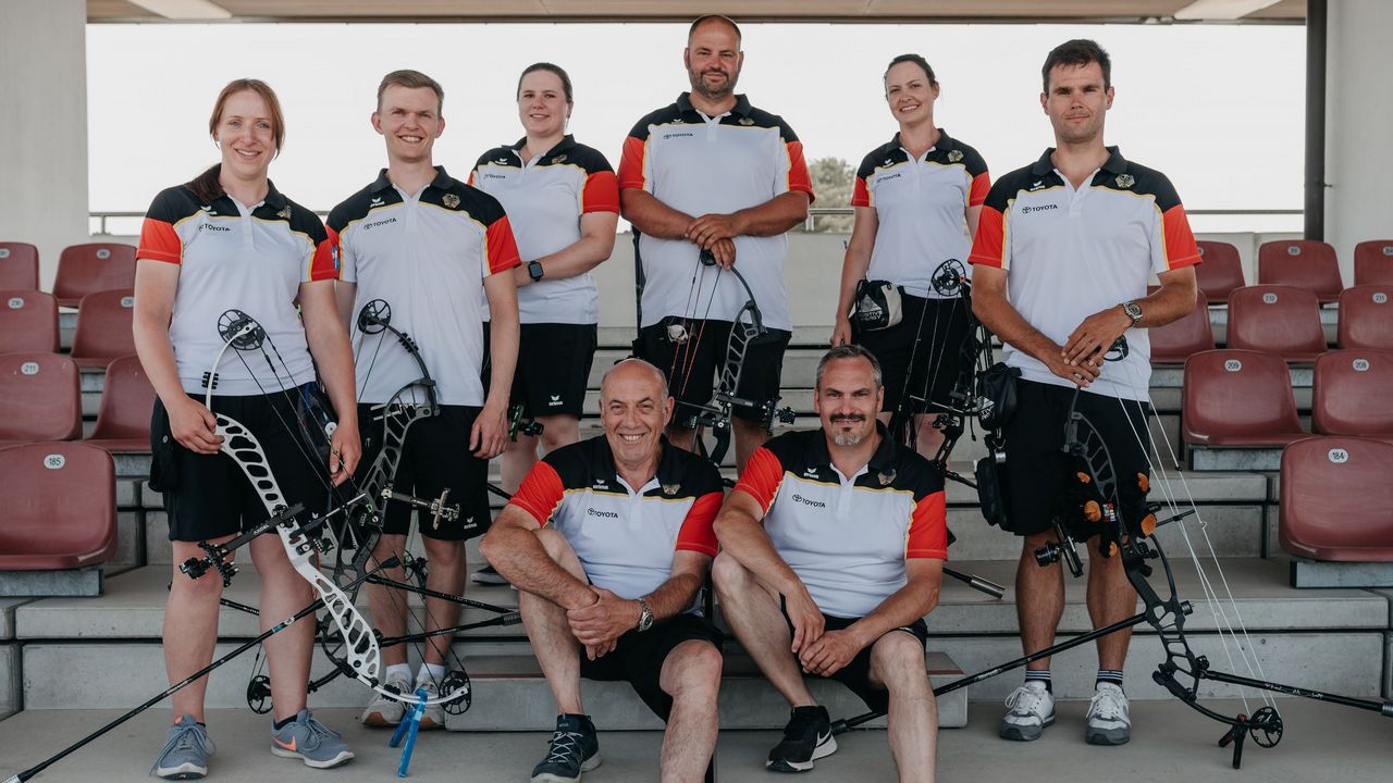 Foto: Lisa Haensch / Das voraussichtliche Compound-Team für die WM: Katharina Raab, Leon Hollas, Jennifer Walter, Sebastian Hamdorf, Julia Böhnke, Florian Grafmans und vorne Harry Vohs und Holger Hertkorn.