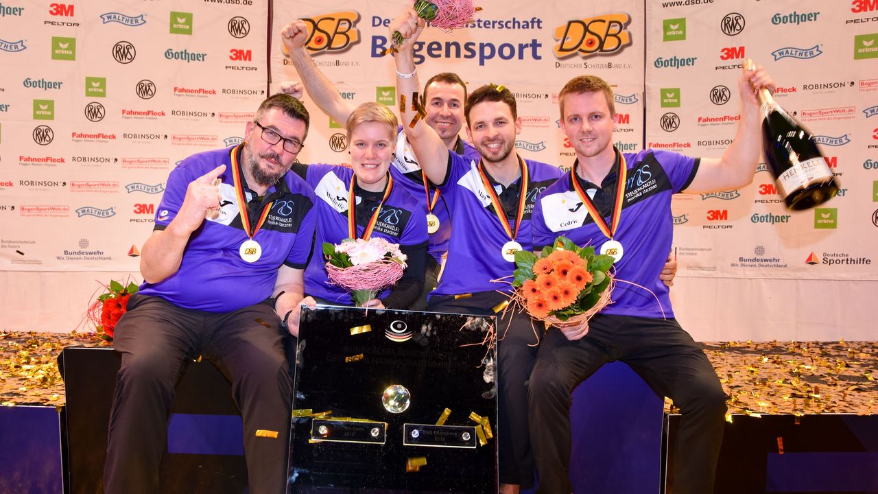 Foto: Eckhard Frerichs / Meisterspiegel, Goldmedaille, Blumen und Schampus für die BSG Ebersberg.