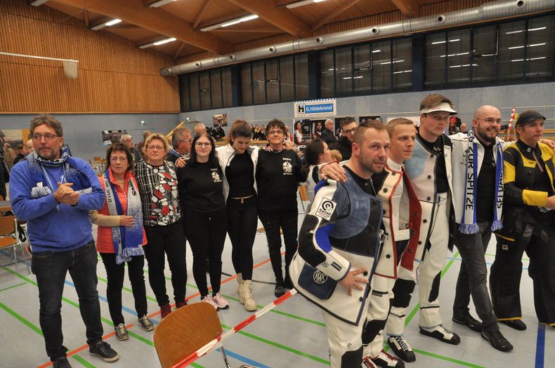 Foto: Harald Strier / Mannschaft und Fans des SV Kamen verfolgen das Stechen zwischen Gitta Bajos und Dennis Welsch. Foto: Harald Strier / Mannschaft und Fans des SV Kamen verfolgen das Stechen zwischen Gitta Bajos und Dennis Welsch.
