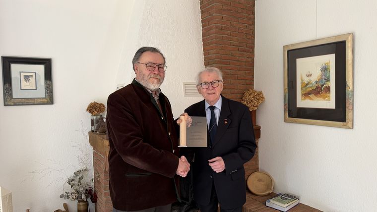 Foto: DSB / Jürgen Kohlheim (rechts) erhielt von Walter Wolpert, Vizepräsident Recht, die Ehrenplakette des WFSA.
