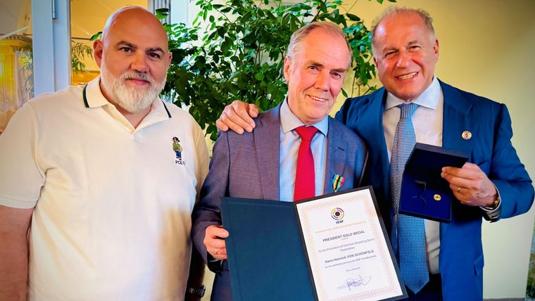 Foto: DSB / DSB-Präsident Hans-Heinrich von Schönfels erhielt von ISSF-Präsident Luciano Rossi (rechts) die ISSF-Präsidentenmedaille in Gold, ISSF-Generalsekretär Alessandro Nicotra di San Giacomo (links) freut sich mit.