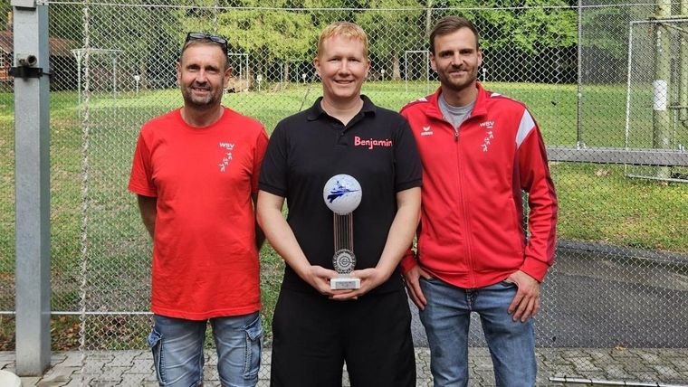 Foto: Jochen Michaelis / Souveräner Sieger der Armbrustliga 30m: Das Team der ASC Göppingen mit Gebhard Fürst, Benjamin Hügler und Louis Fürst (v.l.).
