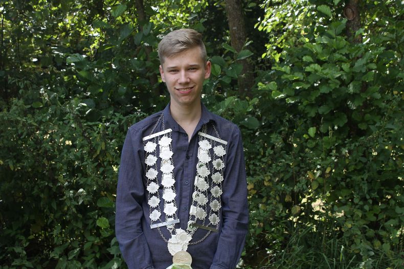 Foto: privat / Der Bundesjugendkönig von 2021, Tobias Fiedler, muss die Königskette ablegen. Foto: privat / Der Bundesjugendkönig von 2021, Tobias Fiedler, muss die Königskette ablegen.
