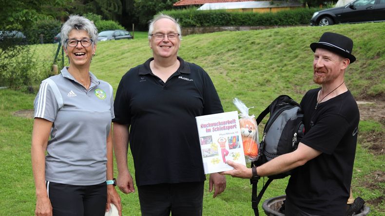 Foto: Helmarshäuser Jungschützen / Für die Sieger gab es zahlreiche Geschenke, dementsprechend gut war die Stimmung bei Tanja Frank, Stefan Rinke und Heiko Taggeselle.