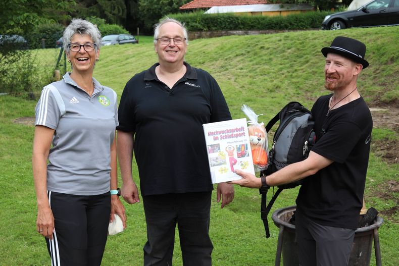 Foto: Helmarshäuser Jungschützen / Für die Sieger gab es zahlreiche Geschenke, dementsprechend gut war die Stimmung bei Tanja Frank, Stefan Rinke und Heiko Taggeselle.