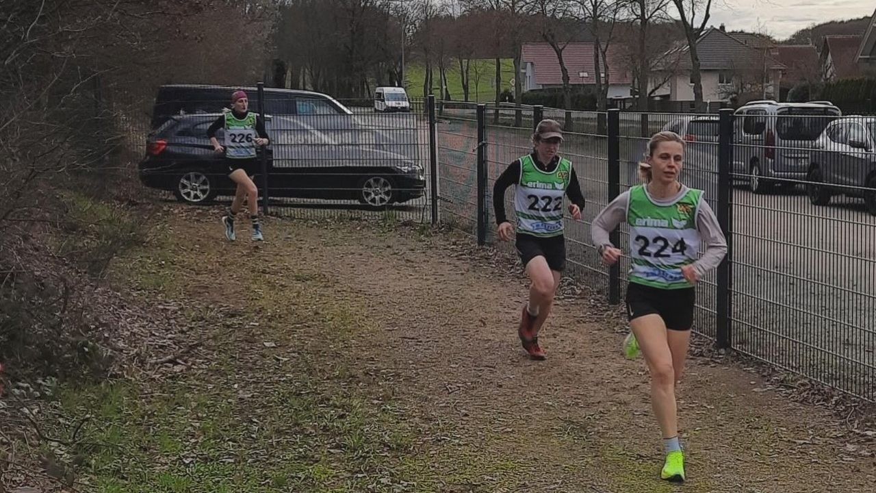 Foto: DSB / Jana Landwehr (vorne) gewann bei der Leistungskontrolle in Steinwenden zwei Rennen, Kerstin Schmidt eins. Juniorin Alina Weimann (hinten) siegten in allen drei Rennen in ihrer Alterskategorie.