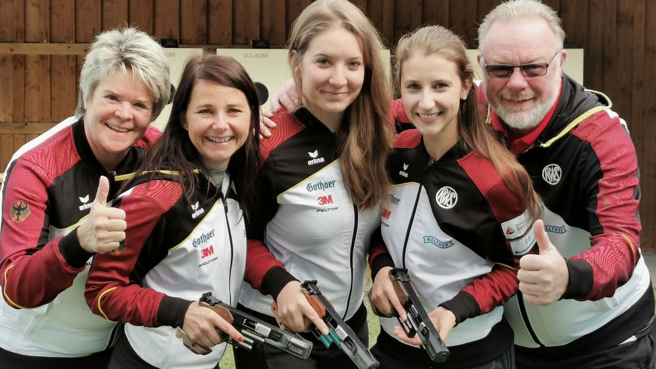 Foto: DSB / Das Sportpistolen-Team mit Bundestrainerin Barbara Georgi, Monika Karsch, Doreen Vennekamp, Michelle Skeries und Co-Trainer Uwe Potteck freut sich auf die EM.