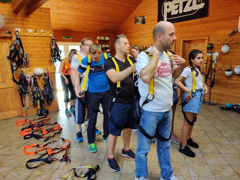 Foto: SV Schirumer Leegmoor / Vorbereitung einmal anders: Die Schützen des Klubs gingen u.a. in einen Hochseilklettergarten, um den Spaßfaktor hochzuhalten und mögliche Höhenflüge zu trainieren. Foto: SV Schirumer Leegmoor / Vorbereitung einmal anders: Die Schützen des Klubs gingen u.a. in einen Hochseilklettergarten, um den Spaßfaktor hochzuhalten und mögliche Höhenflüge zu trainieren.