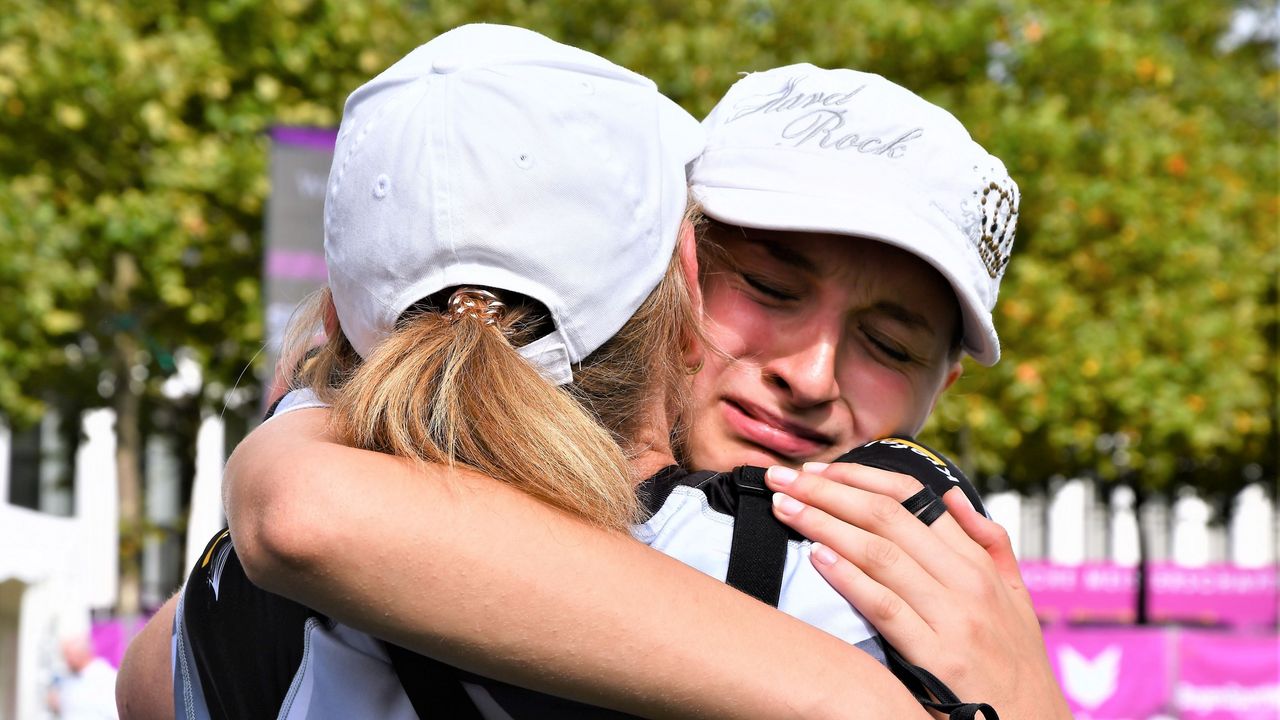 Foto: Eckhard Frerichs / Freudentränen bei Annika Rennett und ihrer Trainerin Ulrike Koini nach dem überraschenden DM-Sieg.