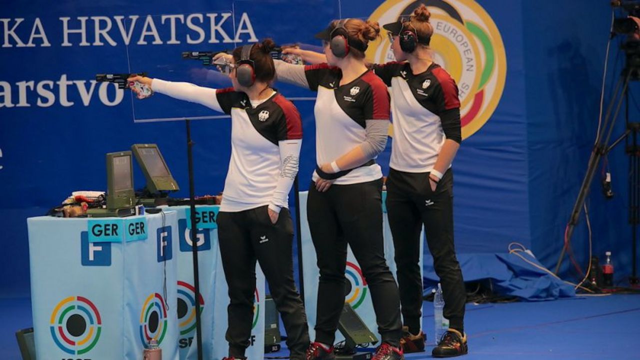 Foto: ESC / Wie aus einem Guss! Monika Karsch, Doreen Vennekamp und Carina Wimmer holten erneut Team-Gold mit der Sportpistole.