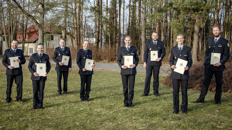 Foto: Bundespolizei / Acht neue Polizeikommissare aus dem Spitzensport, u.a. Michael Goldbrunner (3. v.r.). Foto: Bundespolizei / Acht neue Polizeikommissare aus dem Spitzensport, u.a. Michael Goldbrunner (3. v.r.).