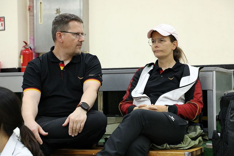 Foto: Korean Shooting Federation / Alles im Blick: Heiko Dörr und Bundestrainerin Jördis Grabe
