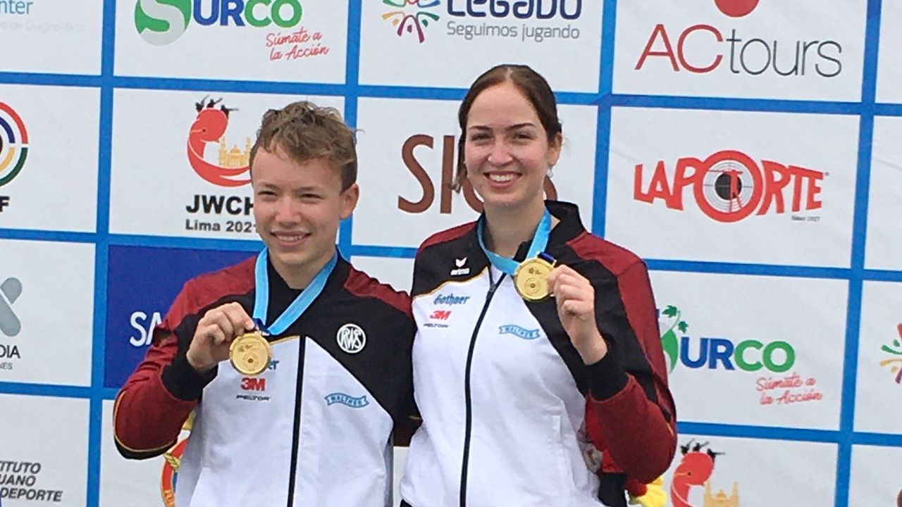 Foto: DSB / Strahlen nach dem überraschenden Gold im KK 3x40-Mixed: Max Braun und Anna Janßen.