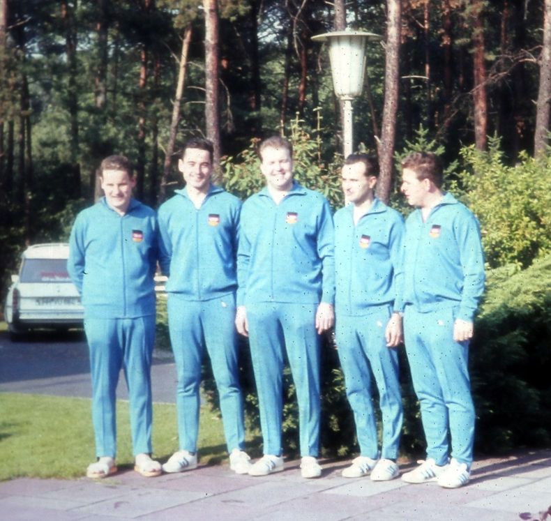 Foto: DSB / Die westdeutschen Olympiateilnehmer in der offiziellen Sporteinkleidung, v.l. Harbeck, Kaupmannsennecke, Wenk, Bortz und Zähringer (vermutlich an der Schießsportschule in Wiesbaden).