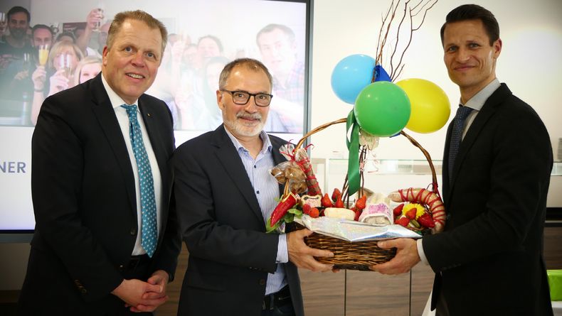 Foto: DSB / Zum Abschied überreichten Bundesgeschäftsführer Jörg Brokamp und sein Stellvertreter Andreas Friedrich einen gut gefüllten Fresskorb an Heiner Gabelmann.