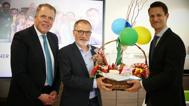 Foto: DSB / Zum Abschied überreichten Bundesgeschäftsführer Jörg Brokamp und sein Stellvertreter Andreas Friedrich einen gut gefüllten Fresskorb an Heiner Gabelmann. Foto: DSB / Zum Abschied überreichten Bundesgeschäftsführer Jörg Brokamp und sein Stellvertreter Andreas Friedrich einen gut gefüllten Fresskorb an Heiner Gabelmann.