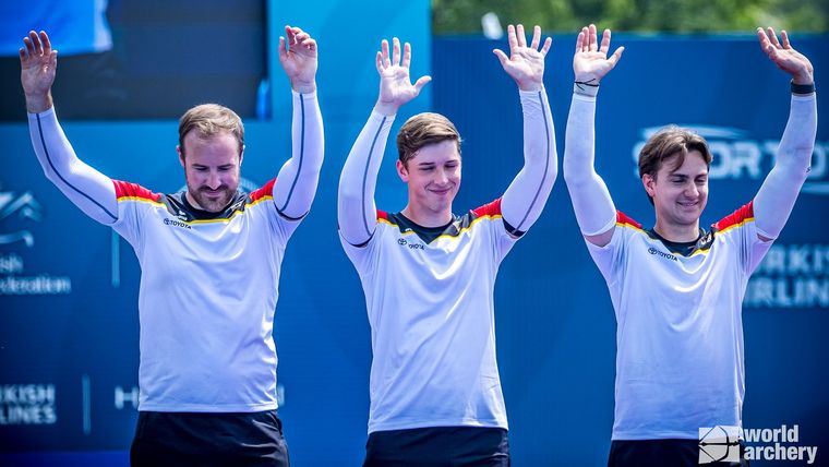 Foto: World Archery / Eine starke Turnierleistung mit Silber belohnt: Florian Unruh, Jonathan Vetter und Moritz Wieser.