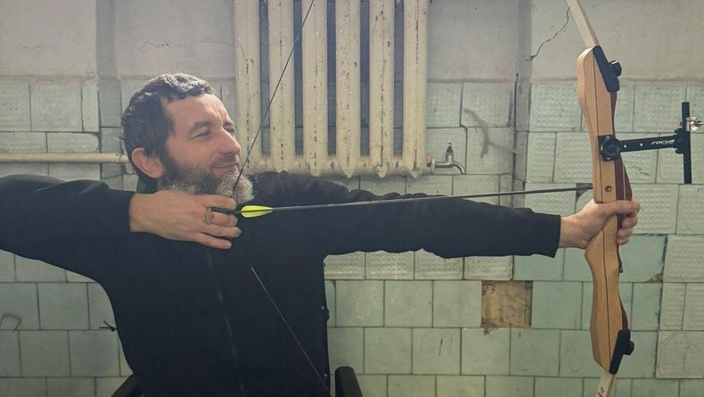 Foto: Ukraine wir kommen / Sofort wurde in den Katakomben des Krankenhauses die Bogen-Spende ausprobiert - es sieht gekonnt aus.