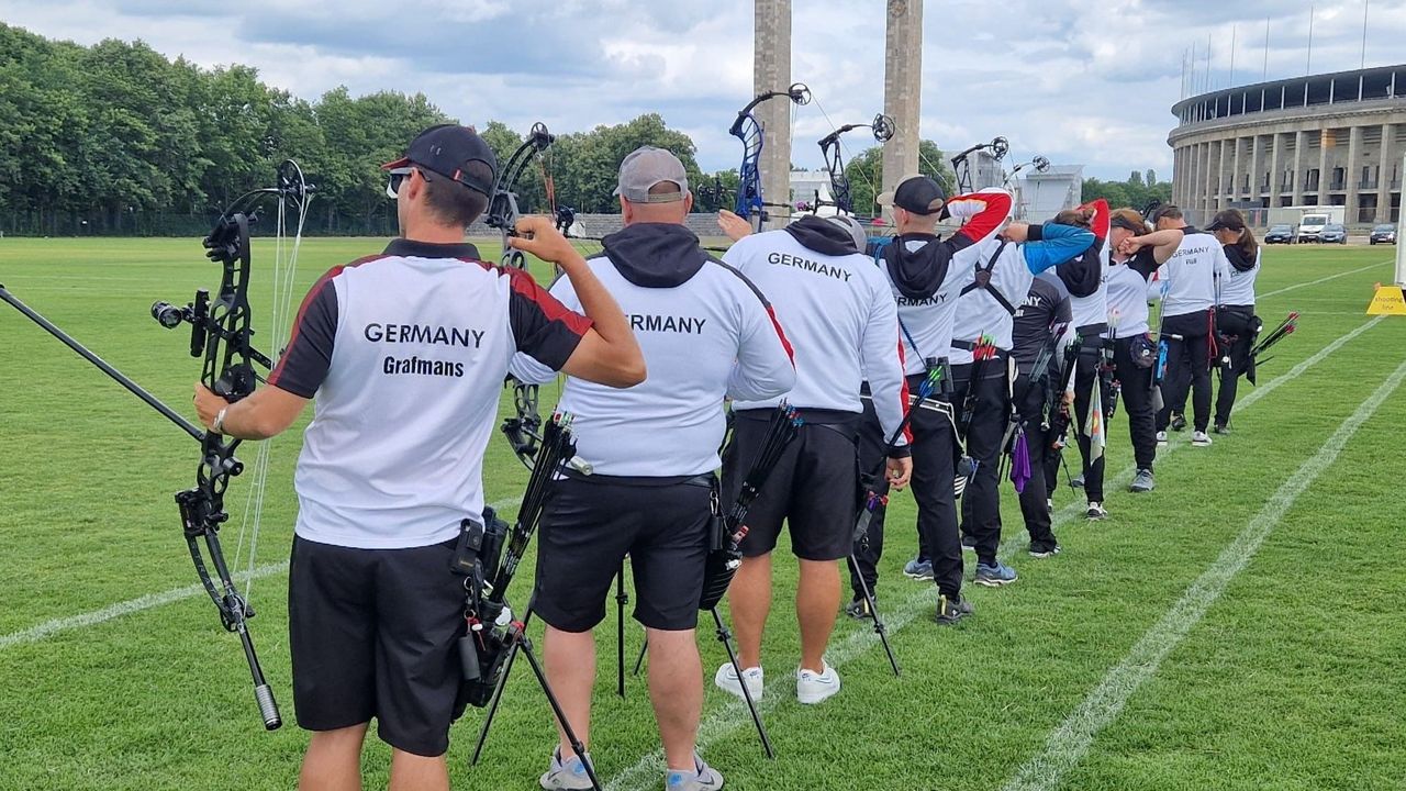 Foto: DSB / Das WM-Compoundteam - sowie weitere Kadermitglieder - nutzten die Gelegenheit, das Maifeld im Vorfeld der WM zu nutzen.