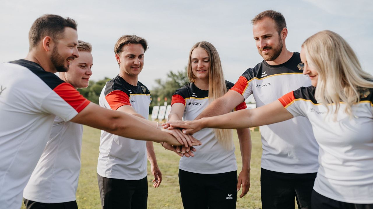 Foto: Lisa Haensch / Das WM-Team Recurve - sowie Elisa Tartler und Felix Wieser - tritt beim Weltcup in Medellin an.