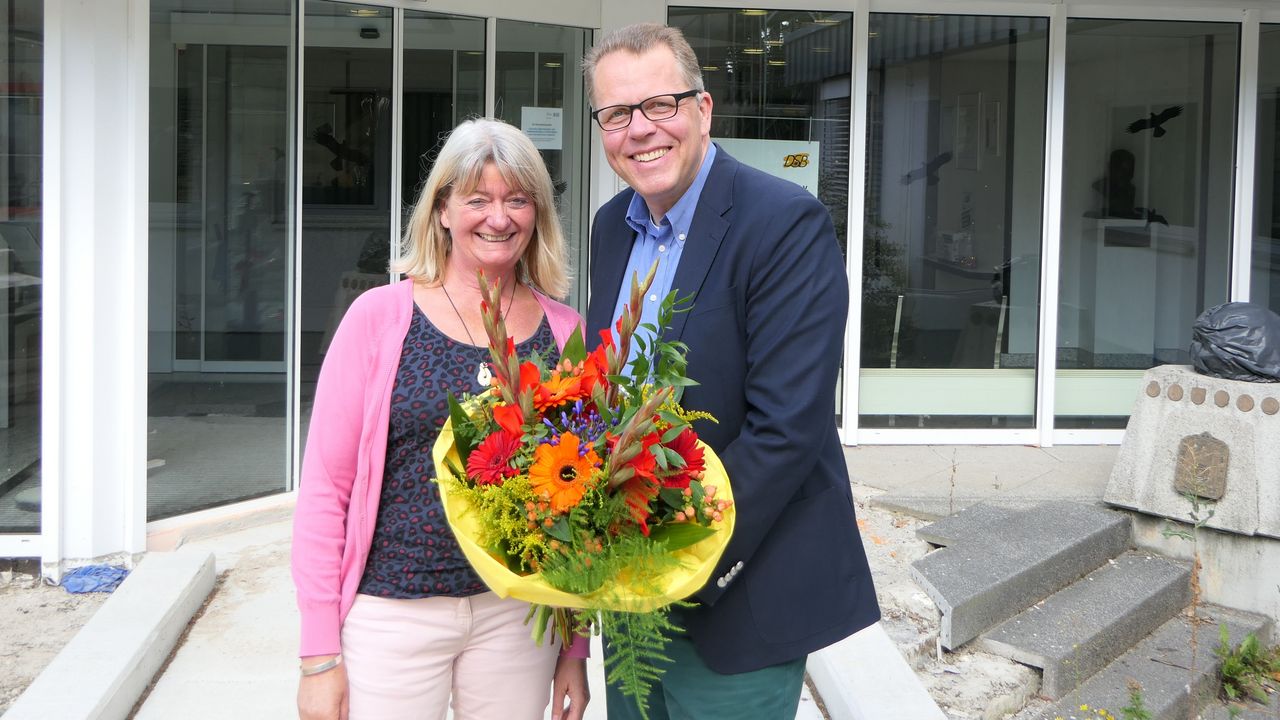 Foto: DSB / Hannelore Aslanidis erhielt von Bundesgeschäftsführer Jörg Brokamp einen prächtigen Blumenstrauß.