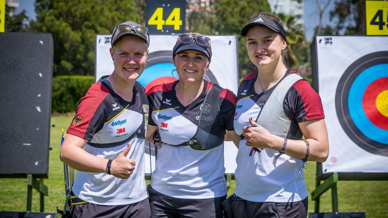 Foto: World Archery / Daumen hoch für Michelle Kroppen, Katharina Bauer und Charline Schwarz. Das Team steht in Antalya im Goldfinale und will auch bei der EM für Medaillenglanz sorgen.