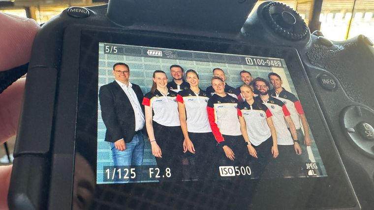 Foto: DSB / So sieht das WM-Team Gewehr, das sich hier mit Vizepräsident Sport Volker Kächele aufgestellt hat, auf Vorschlag von Bundestrainer Wolfram Waibel aus. 
