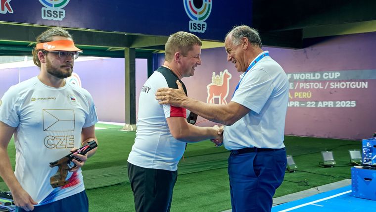 Foto: ISSF / ISSF-Präsident Luciano Rossi gratulierte Christian Reitz zur Bronzemedaille.