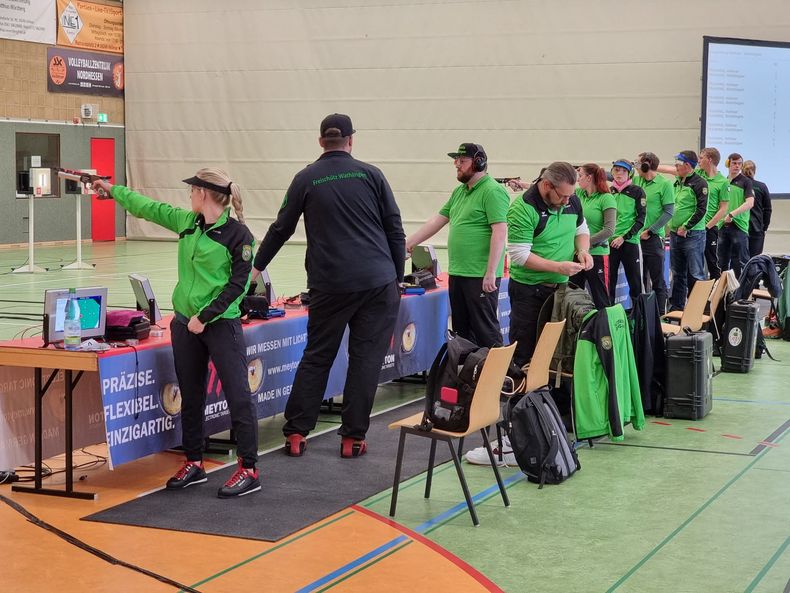 Foto: SV Hegelsberg-Vellmar: Im Duell zwischen dem Schlusslicht und dem Tabellenführer gab es sportlich als auch farblich kaum Unterschiede festzustellen. Foto: SV Hegelsberg-Vellmar: Im Duell zwischen dem Schlusslicht und dem Tabellenführer gab es sportlich als auch farblich kaum Unterschiede festzustellen.