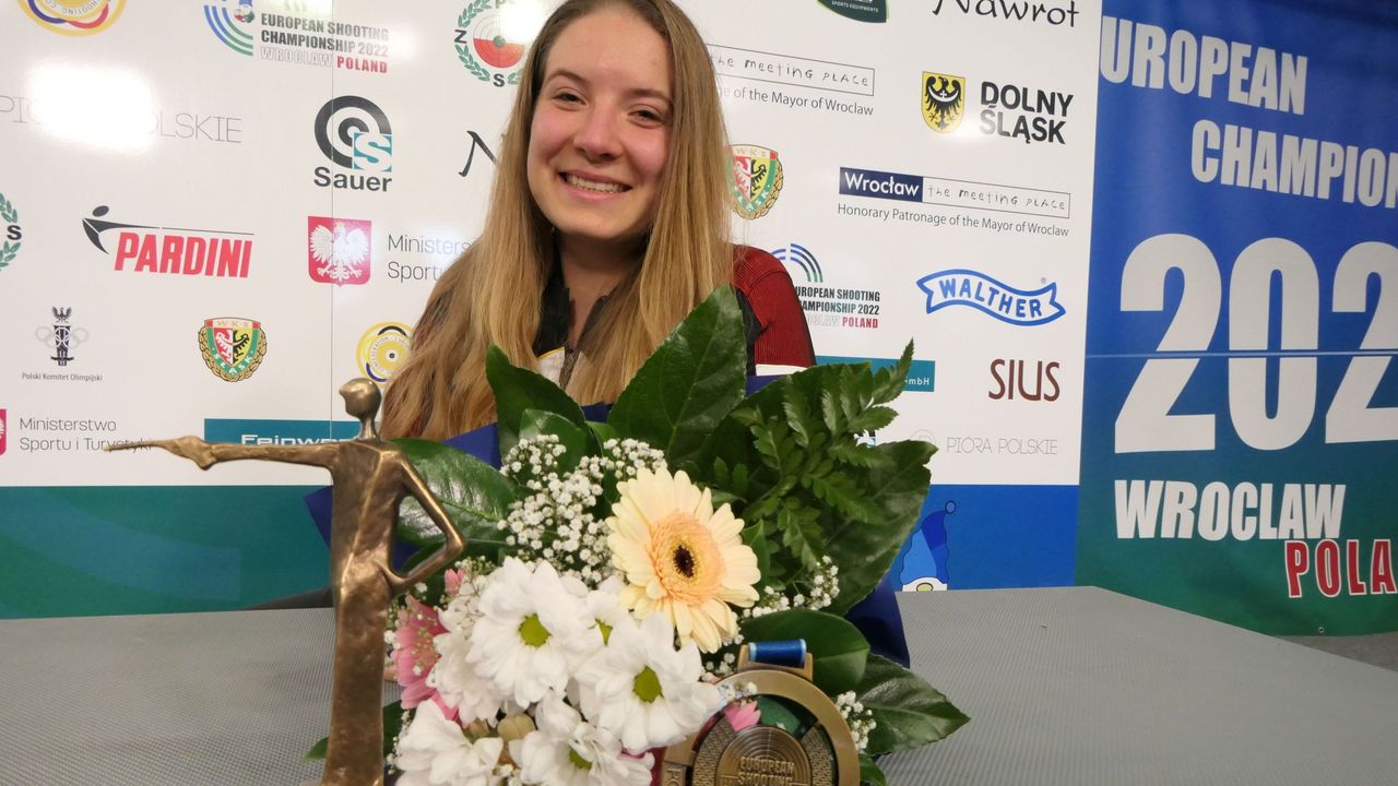 Foto: DSB / Die Königin mit der Sportpistole: Europameisterin Doreen Vennekamp mit Trophäe für den Quotenplatz, Blumen und Goldmedaille.