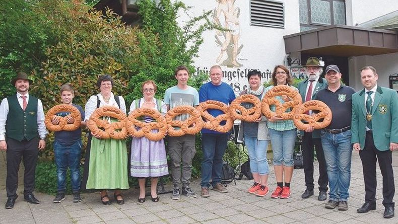 Foto: SBSV / Als Gewinn werden aktuell große Brezeln beim Rugili ausgegeben, früher gab es Brot. Foto: SBSV / Als Gewinn werden aktuell große Brezeln beim Rugili ausgegeben, früher gab es Brot.
