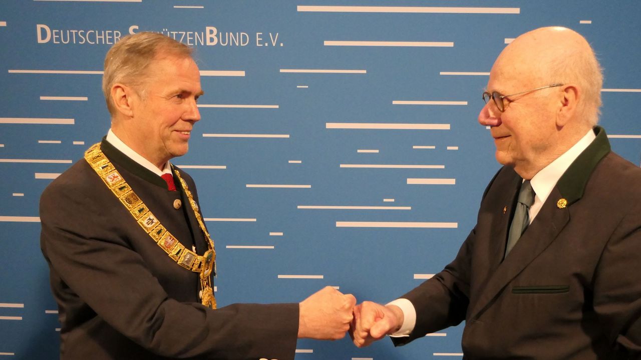 Foto: DSB / Glückwunsch, Herr Präsident. Wahlleiter Klaus Seeger gratuliert Hans-Heinrich von Schönfels zur Wiederwahl.