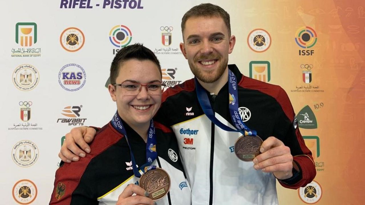 Foto: DSB / Glücklich über Bronze im Mixed-Wettbewerb: Lisa Müller und Maximilian Dallinger.