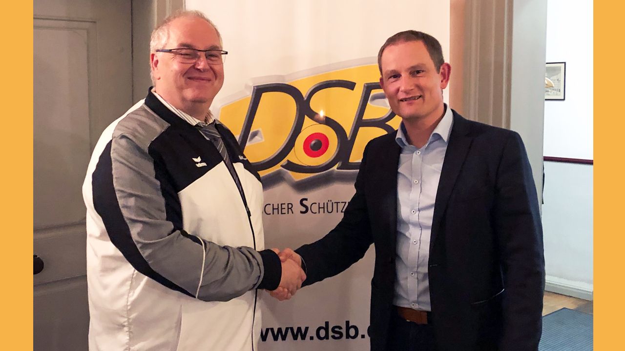 Foto: DSB / Stefan Rinke, Vizepräsident Jugend und Jörg Siemens, Haendler & Natermann Sport GmbH (H&N), schließen erneut Kooperation.