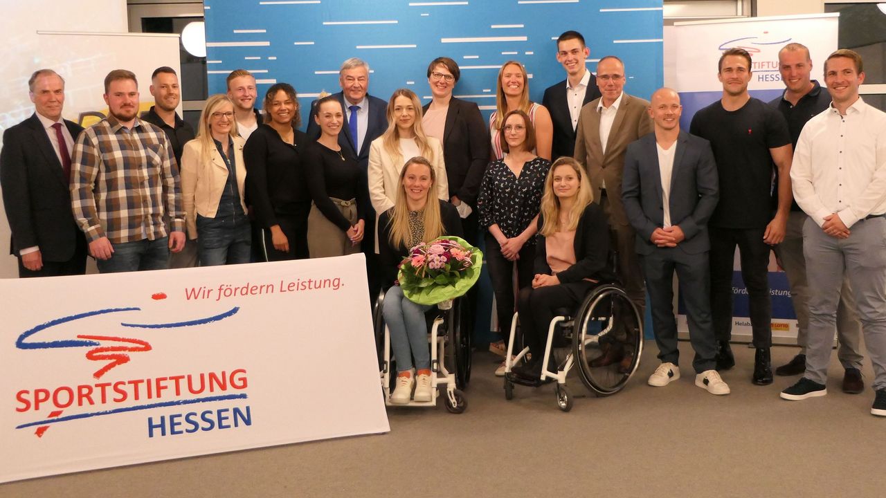 Foto: DSB / Gruppenbild u.a. mit DSB-Präsident Hans-Heinrich von Schönfels (1.v.l), Innenminister Peter Beuth (5.v.r.), Oliver Geis (2.v.l.), Natascha Hiltrop (zwischen den "Rollis") und Henri Junghänel (1.v.r.).