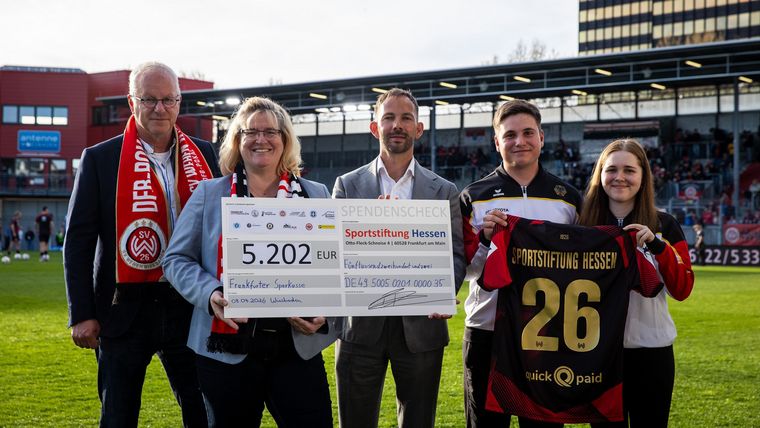 Foto: SV Wehen Wiesbaden / Lilian Folkert und Katharina Mentzel als Gäste beim "Nachwuchseuro".