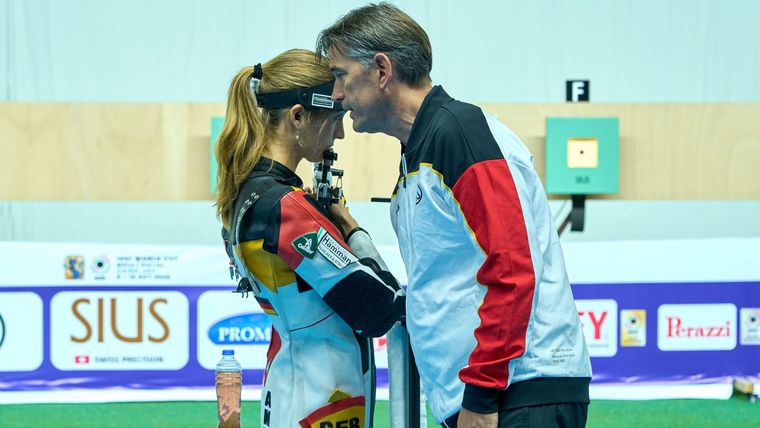 Foto: ISSF / Bundestrainer Wolfram Waibel sieht Anna Janßen und das Gewehrteam gut für die WM in Doha gerüstet.