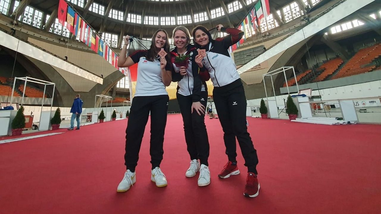 Foto: DSB / Bronze zum Abschluss für Andrea Heckner, Julia Hochmuth und Monika Karsch.