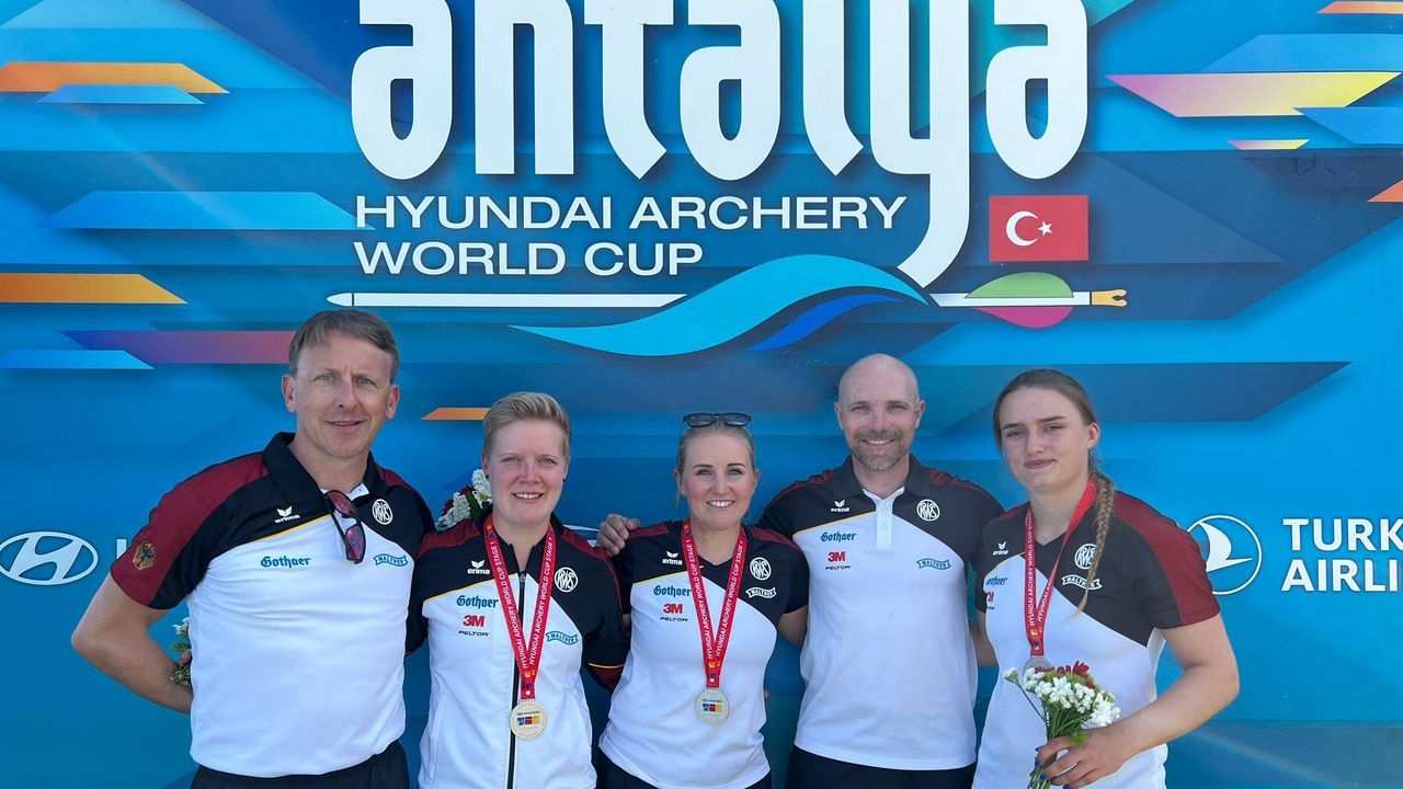 Foto: World Archery / Bundestrainer Oliver Haidn (links) mit Nachwuchs-Bundestrainer Marc Dellenbach sowie dem "Silberteam" in Antalya Michelle Kroppen, Charline Schwarz und Katharina Bauer.