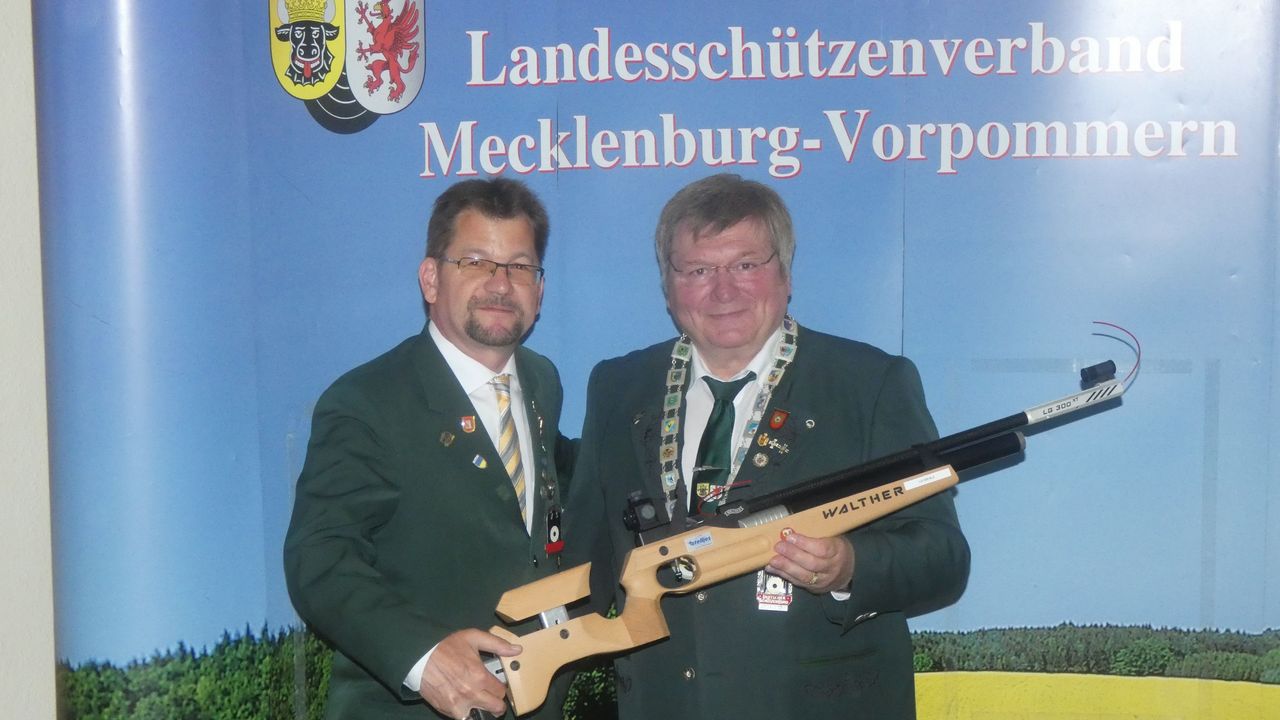 Foto: LSV M-V / DSB-Vizepräsident Lars Bathke überreichte Gerd Hamm, Präsident des LSV M-V, von der Carl Walther GmbH ein Luftgewehr zur Unterstützung der Jugendarbeit.
