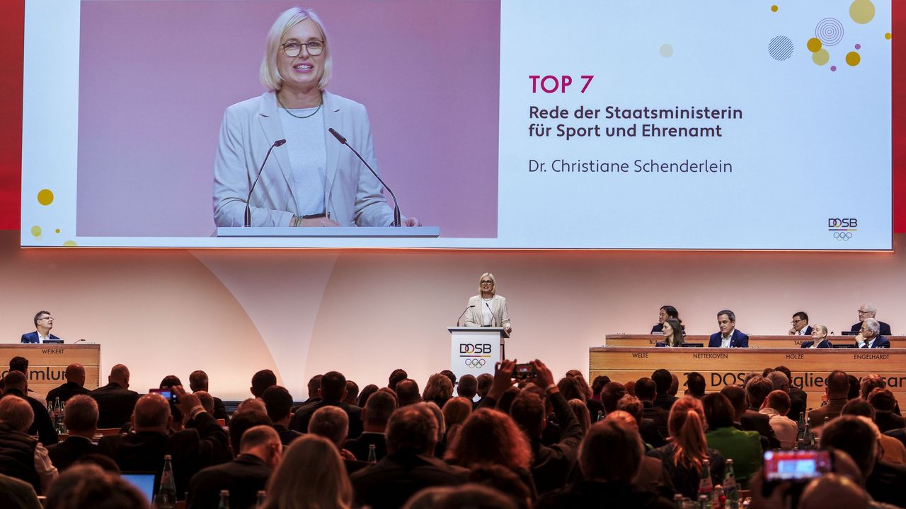 Foto: DOSB/picture alliance / Dr. Christiane Schenderlein, Staatsministerin für Sport und Ehrenamt, sprach der DOSB-Mitgliederversammlung zu den Delegierten.